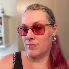 Rereading Fourth Wing made me realize there's literally ONLY TWO sex scenes  in the entire book and yet it was labeled as a “really” smutty book?? And  it's often labeled a smutty