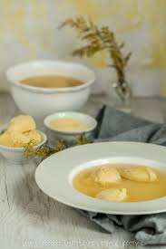 Griesskloschensuppe Selbstgemacht In Tiefem Teller Mit Griess Und Griesskloschen Rezept Von Ubersee Madchen Foodblog Vom Bo Rezepte Lebensmittel Essen Rezeptideen