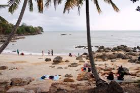 Contextual translation of berkelah di tepi pantai into english. Pantai Batu Feringghi Kembali Meriah Utusan Digital