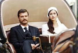 Fahriye Evcen As Murvet And Kivane Tatlitug As Seyit In The Turkish Tv Series Kurt Seyit Ve Sura 2014 Filmes Marcante Artistas