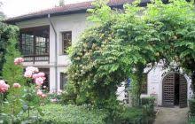 De mai bine de un deceniu, muzeul astra din judeţul sibiu găzduieşte o casă tradiţională din judeţul vâlcea despre care se spune că este una şi aceeaşi cu cea care apare pe bancnota de 10 lei. Cum AratÄƒ In Realitate Casa De Pe Bancnota De 10 Lei Casa De Pe Bani
