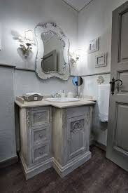 Anche nel bagno lo stile provenzale sa manifestarsi in tutta la sua naturalità, con mobili decapati dipinti a mano, tessuti dalle nuance chiare, accessori che richiamano atmosfere rupestri e semplici, come quelle delle case di campagna. Provencal Style Fittings And Furniture Florence Country Bathroom Decor Bathroom Design Luxury Laundry In Bathroom
