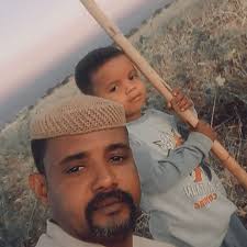 الأختان كارمن ولوبيتا أندرادي (22 عاما)، ملتصقتان على طول منطقة الصدر،  ولديهما ذراعان، ورئة لكل منهما، فيما تتحكم كل منهما بساق واحدة، إلا أن هذا  لم يمنع كارمن من البحث عن شريك