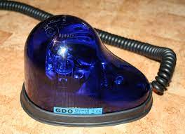 Nouvelle voiture de police volkswagen gte dans paris en urgence avec une sirène sinusoïdale (sirène américaine) couplée. Rennes Explosion De La Criminalite Ou Strategie De Communication