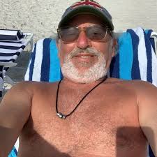 Not to be flirty, but when older men like my pics, I check their profiles ❤️