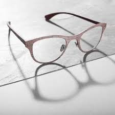 stratus 系列以純淨線條和輕盈的結構將 極薄石材和 皮革營造出如同光投射下的線條清透感 礦物 植物和動物作為創作的貴重資源 重新詮釋來自大地的天然美感 所見的岩石色彩不經一絲的人為工序 以銅石 花崗岩 大理石 石英石億萬年來天然形成的紋理與色 business