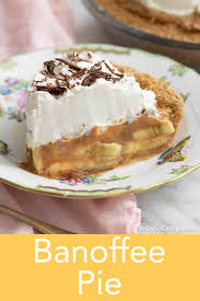 This Quick And Easy Banoffee Pie Piled High With Whipped Cream Is Sweet Delicious And Full Of Banana And T In 2020 Banoffee Pie Easy Banoffee Pie Dessert Recipes Easy