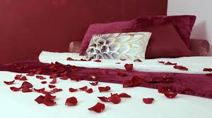 Un beau pendentif fait à main est réalisé des fleurs naturelles de rose couvertes de résine époxy et muni de fourniture de bronze. The First Lady Chambre Romantique A Nantes Ignite Room