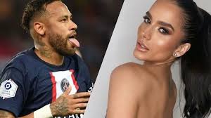 Neymar surge em clima de romance com "sósia" de Marquezine