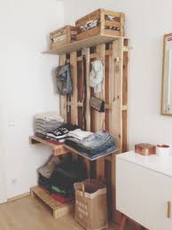 Wir haben aber auch eine vielzahl an regalen und regalsystemen, sowie tischgestelle und kleiderständer aus holz. Die Schonsten Einrichtungsideen Mit Weinkisten Seite 10