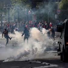 La xunta de galicia mantiene el horario del toque de queda de 23,00 a 6,00 horas decretado por el gobierno central el pasado domingo para toda españa con carácter general y que. Violencia En Santiago Sebastian Pinera Decreto El Toque De Queda Pero Suspendio La Suba En El Subte