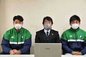 高校総体神奈川県予選 桐蔭学園vs桐光学園 桐蔭学園は雰囲気が明るくなった。 昨年は誰も言葉を発することはほとんどなかったが、今日は試合前ベンチから笑い声が聞こえたり、応援席も和やかなだった。 pic.twitter.com/b1i6i2d7ar. Am5kpk1qv2vz8m