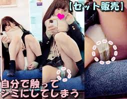 電車内でオナニーするエロ痴女JD発見‼【パンチラ動画】 | パンチラ109