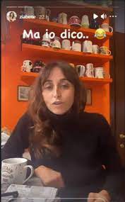 Guardate la casa di benedetta parodi,nn troppo grande,ma coi colori che piaciono tanto a me.ma dovete vedere la cucina.tantissimi attrezzi e quante tazze appese :) per me ne vale la pena vederlo Benedetta Parodi Risveglio Traumatico Catapultata Fuori Di Casa