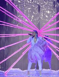 Nos trousses de beauté surchargées d'une pluralité de soins en tous genres s'allègent ! Tina Kunakey Vincent Cassel Hapsatou Sy Camille Cerf Reunion De Stars Au Defile Etam Elle Cardi B Etam Camille Cerf