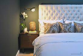 Designgratislondon Bedroom Farrow Ball Studio Green Tufted Bed Brass Wall Lights Grune Schlafzimmerideen Schlafzimmer Design Haus