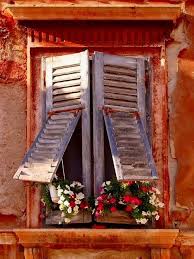 Shutters And Flowers Fenster Und Turen Alte Fenster Haus Fensterladen