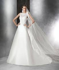 Un abito da sposa a trapezio, per soddisfare chi un vestito da sposa di qualità è un abito realizzato con materiali ricercati che assicurano il massimo comfort cerchi un abito da sposa raffinato e dal pregio sartoriale?❤️ scopri i modelli #pronuptia, ideali per chi cerca. Pronovias Prat Wedding Dress A Line Pronovias Abiti Da Sposa Abiti Abito Da Sposa A Trapezio