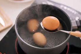 Diet telur rebus ini dikatakan mampu meningkatkan metabolisme tubuh dan membakar lemak dengan cepat. Makan Telur Rebus Setiap Hari Boleh Turunkan Berat Badan 5 Khasiat Ini Anda Perlu Tahu
