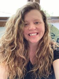 Headshots require some texture 👀 especially for you curly-haired  actors/actresses! Your curls are a signature, not something to tame or hide  in your headshots. Use soft, natural lighting or a well-placed backlight