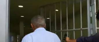Les deux surveillants sont quant à eux sains et saufs. Prise D Otages A La Prison Ultra Securisee De Conde Sur Sarthe Les Deux Surveillants Ont Ete Liberes Sains Et Saufs Dans La Nuit Le Detenu En Est A Sa 5eme Prise D Otages Video