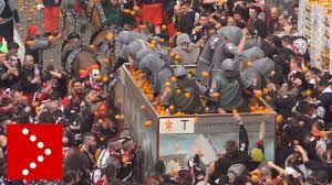 Per tre pomeriggi (da domenica a martedì grasso) le squadre a piedi, senza alcuna protezione, combattono contro gli aranceri sui carri, protetti da caschi di cuoio Ivrea Carnevale 2019 La Battaglia Delle Arance Youtube