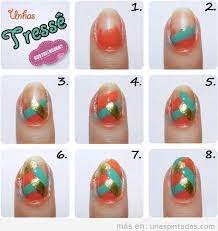 En este caso, se ha escogido un diseño muy fácil como lo es dibujar un triángulo con esmalte de purpurina roja y una bolita blanca como pompón sobre fondo dorado. Unas Para Principiantes 30 Disenos Faciles Y Rapidos Unas Pintadas