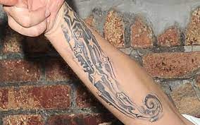 Michał piróg to polski tancerz, choreograf, prezenter, prowadzący programy telewizyjne, działacz społeczny. Pirog O Swoim Nowym Tatuazu Wideo