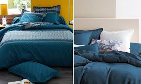 Décoration chambre adulte en blanc bleu canard, bleu pétrole et des objets déco en violet, avec des coussins réséda sur le lit. Housse De Couette Bleu Canard 17 Modeles Tendance Et Deco