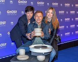 September 2009 im alter von 57 jahren. Musical Premiere In Stuttgart Ghost Nachricht Von Sam Erobert Die Buhne Styles Stories Der Lifestyle Living Blog Von Heine