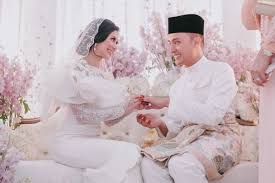 Dan akan segera melangsungkan akad nikah tapi masih belum ada. 9 Idea Gaun Nikah Yang Pernah Disarung Oleh Finalis Dewi Remaja Remaja