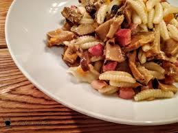In un'altra padella con un filo d'olio e di aglio in camicia, mettete i funghi a cuocere già tagliati e puliti in precedenza. Pasta Con Funghi Secchi E Pancetta Cooking With Sere
