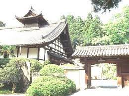The main difference between a hip and gable roof are the slopes on its sides. æ—¥æœ¬å‰ Nippon Kichi