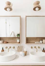 Voici une salle de bain qui vous fera sourire ! Idee Decoration Salle De Bain Style Ethnique Bois Clair Blanche Miroirs Deco Bathroom Idee Salle De Bain Deco Salle De Bain Decoration Salle De Bain