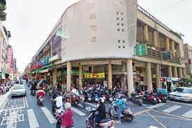 街區概述 距離花園夜市步行只需10分鐘 , 百年老店 永樂市場排隊小吃步行3分鐘 國華街正興街美食5分鐘,位於台南地理中心位置, 赤崁樓、孔廟、安平老. å°å—äººçš„é©•å‚² æ°¸æ¨‚å¸‚å ´èªªæ˜¯å°åƒå¤©å ‚æ²'äººåå°å•Š ç²¾é¸10å®¶è€å­—è™Ÿè·Ÿè'—åƒå°±å°å•¦ é¢¨å‚³åª'