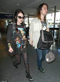 The amount that frances bean receives from the estate of her father, late nirvana frontman kurt cobain, has been revealed. Frances Bean Cobain Net Worth 2021 Boyfriend Husband