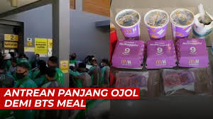 Dalam cuitan itu, terekam momen sejumlah ojol mengambil air mineral dalam dus yang disediakan pengunggah. Video Viral Antrean Panjang Driver Ojol Di Mcd Makassar Demi Bts Meal