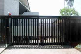 Pagar hollow besi hitam tinggi dengan pilar cokelat; Jaya Stainless