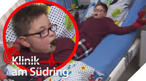 Sich mal fesseln zu lassen, auch ans bett, mit verbundenen augen. Ans Bett Gefesselt Und Mit Kuchen Geknebelt Wird Jan 12 Gemobbt Klinik Am Sudring Sat 1 Youtube