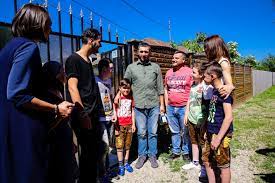 Vezi acum emisiunea visuri la cheie sezonul 6 ediția 1 integral hd. Echipa Visuri La Cheie A Schimbat Destinul Unui Tata Si Al Celor Patru Baieti Ai Sai Cum Arata Noua Locuinta Visuri La Cheie Protv