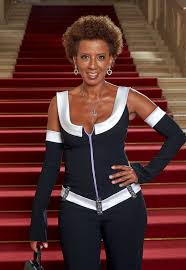 Da zeigte moderatorin arabella kiesbauer, die in der show mehrfach kritisiert worden ist, nämlich ein altes foto von vanessa her und sagte: Briefbombenattentat Rassistischer Angriff Auf Arabella Promiflash De