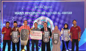 Bu xidmətlərə kreditlər ,əmanətlər, plastik kartlar, pul köçürmələri və s. Enam Pemenang Kempen Al Awfar Terima Hadiah Wang Tunai Dan Kereta Prebiu Com