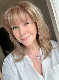 Suggestion de cadeau Messieurs pour votre douce moitié 🥰 pour la  St-Valentin. Le magnifique collier avec le mot "Amour". Et comme vous  pouvez le constater, je me le suis offert à moi-même