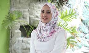 Beliau dilahirkan pada 14 september, 1937 di kampung merlimau pasir, melaka. Dira Abu Zahar Ada Hak Nak Cakap Apa Saja