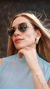 Glamour fashionista para os dias de sol.☀️✨ Com lentes em degradê marrom e  armação Demi estes solares são o arremate certeiro para seus looks de  verão. Saiba mais pelo link da bio