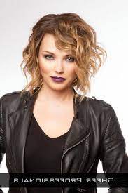 Neueste Kurze Frisuren Fur Krauses Gewelltes Haar Fur Viele Von Uns Die Kurze Haarschnitte Fur Krauses Gewelltes Haar Ist Wichtig Um Zu Gehen Von