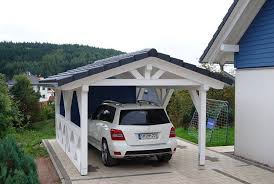 El Techo Inclinado Hace Que Su Nueva Cochera Parezca Un Edificio Separado Carport Buildings Your Leave New In 2020 Carport Eine Veranda Bauen Anbau Gartenhaus