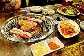 Das rindfleisch in 2x2cm würfel schneiden, mit chili, pfeffer, und sesam in einer schüssel marinieren. Koreanische Kuche Grillgrill Korean Bbq Lizenzfreie Fotos Bilder Und Stock Fotografie Image 72090773