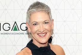 Lynne Hanlon's Instagram, Twitter & Facebook