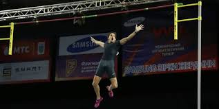Le 8 février 2020 lors du meeting en salle de toruń, le suédois armand duplantis améliore d'un centimètre le record du monde de renaud lavillenie en effaçant à son deuxième essai une barre à 6,17 m 28. Renaud Lavillenie Sur Le Toit Du Monde Super Bobine
